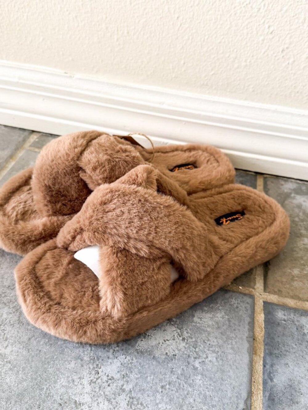 NIB Seven7 Kiki Faux Fur Slippers Mink Brown Tan Cross Strap Womens 8